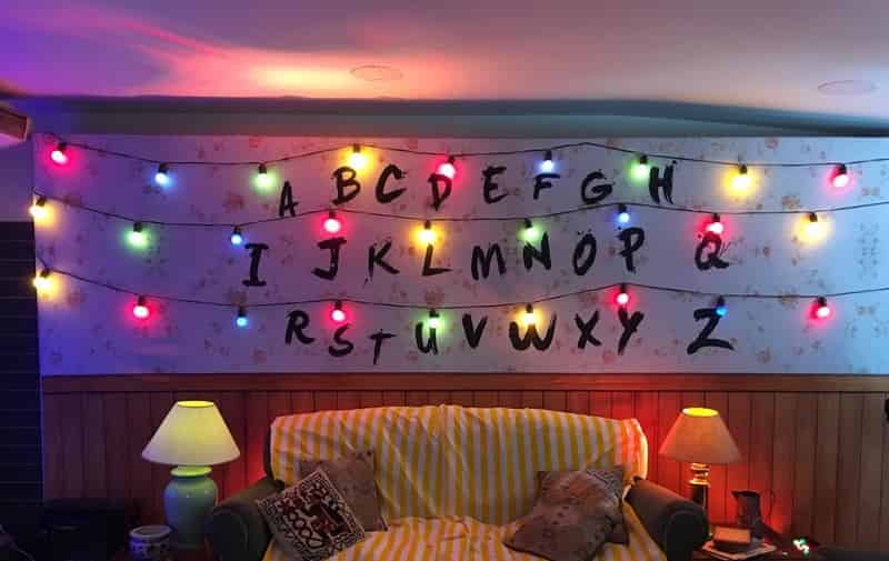 Portada de "Stranger Things" en Musimundo, una instalación ideada por Y&R