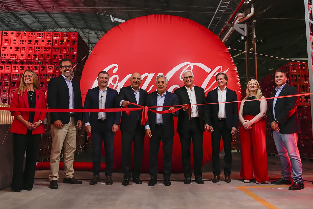 Portada de Coca-Cola Andina Argentina inauguró una línea de envases retornables en Godoy Cruz
